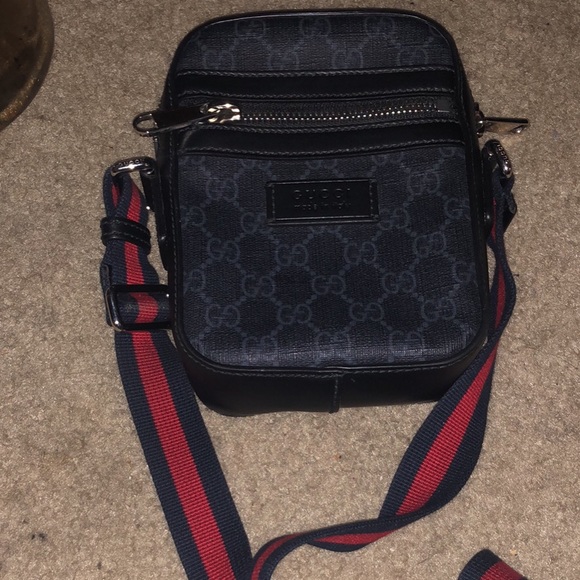 Black Gucci Messenger bag. Only used Indoors - Picture 3 of 5